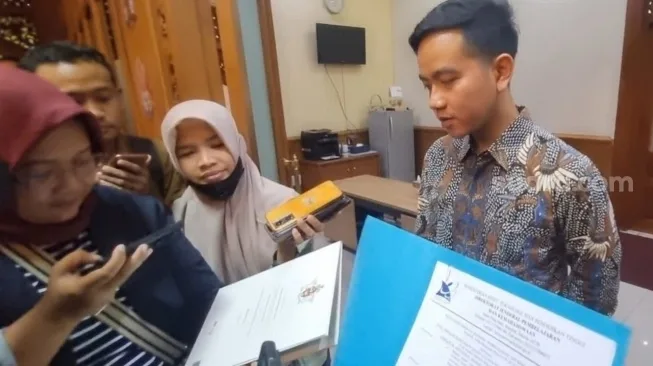 Gibran Tunjukkan Langsung Ijazah Aslinya