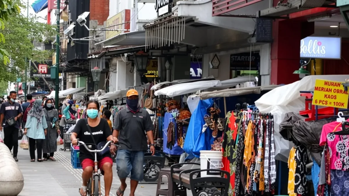 Kepadatan pedagang kaki lima di trotoar Jalan Malioboro sebelum relokasi besar-besaran Januari 2022