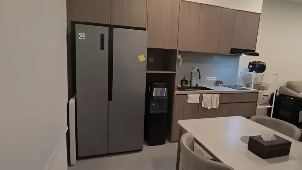 Ruang dapur mewah di dalam hunian Lapas Cibinong dengan kulkas dua pintu, dispenser, dan kitchen set modern