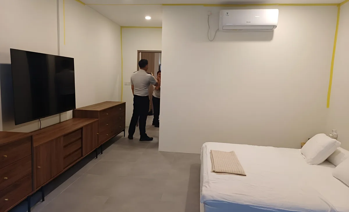 Kamar mewah lapas Cibinong dengan TV, kulkas, dan AC